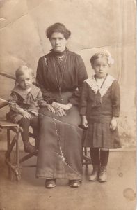 Johanna Munzert, geb. Beyer mit den Kindern Heinrich und Elise
